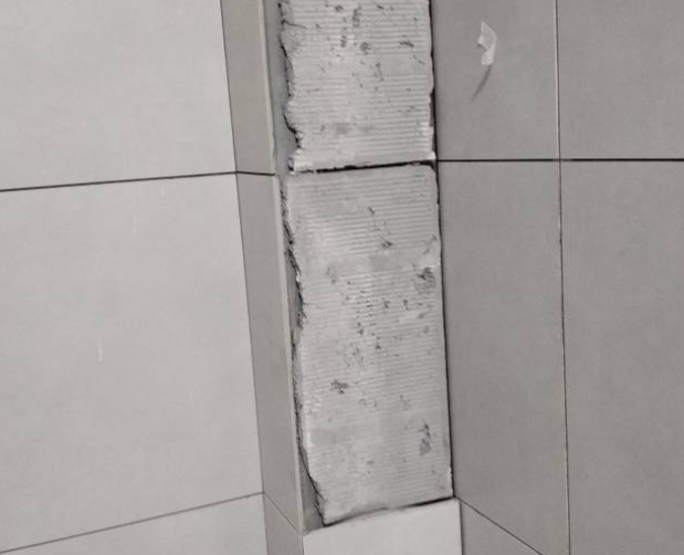丽江瓷砖空鼓维修公司分享下瓷砖施工前基层浇水润湿程度不足，可能导致以下问题