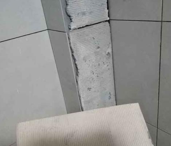 丽江瓷砖空鼓维修公司分享下厨房瓷砖脱落的补救措施。